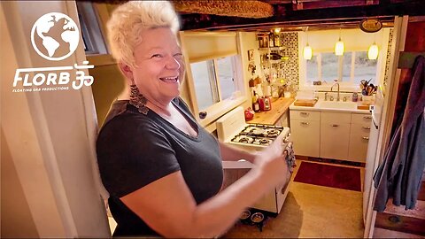 SINGLE MOTHER Builds TINY HOUSE to Create RETIREMENT PLAN