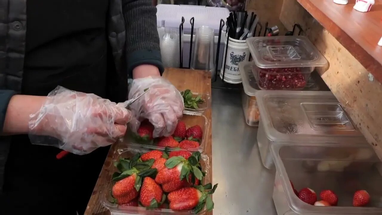 making fresh fruit juice / korean street food