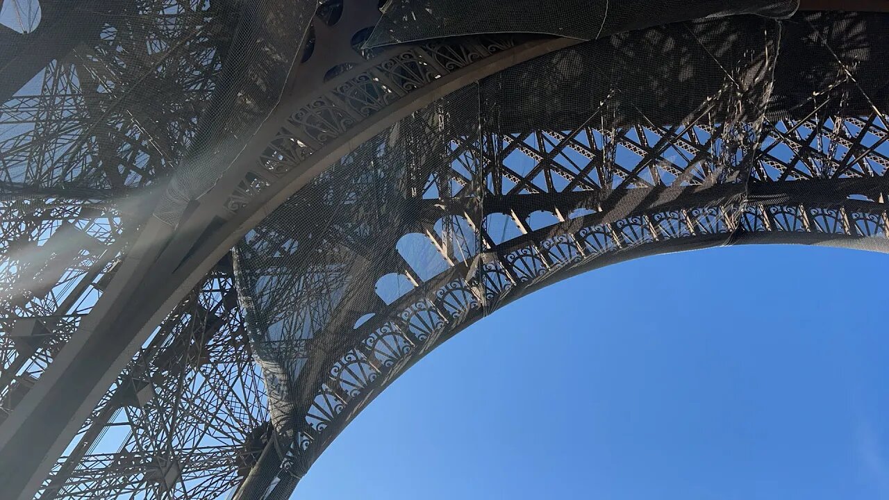 Walking up the Eiffel tower ￼