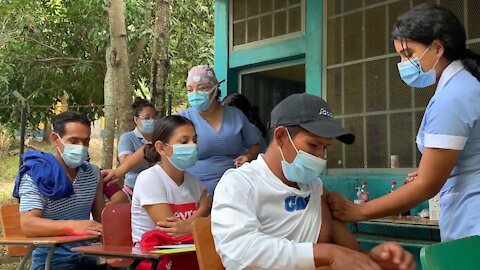 Honduras: Nicaraguans cross border for WHO recognised COVID-19 vaccine - 28.10.2021