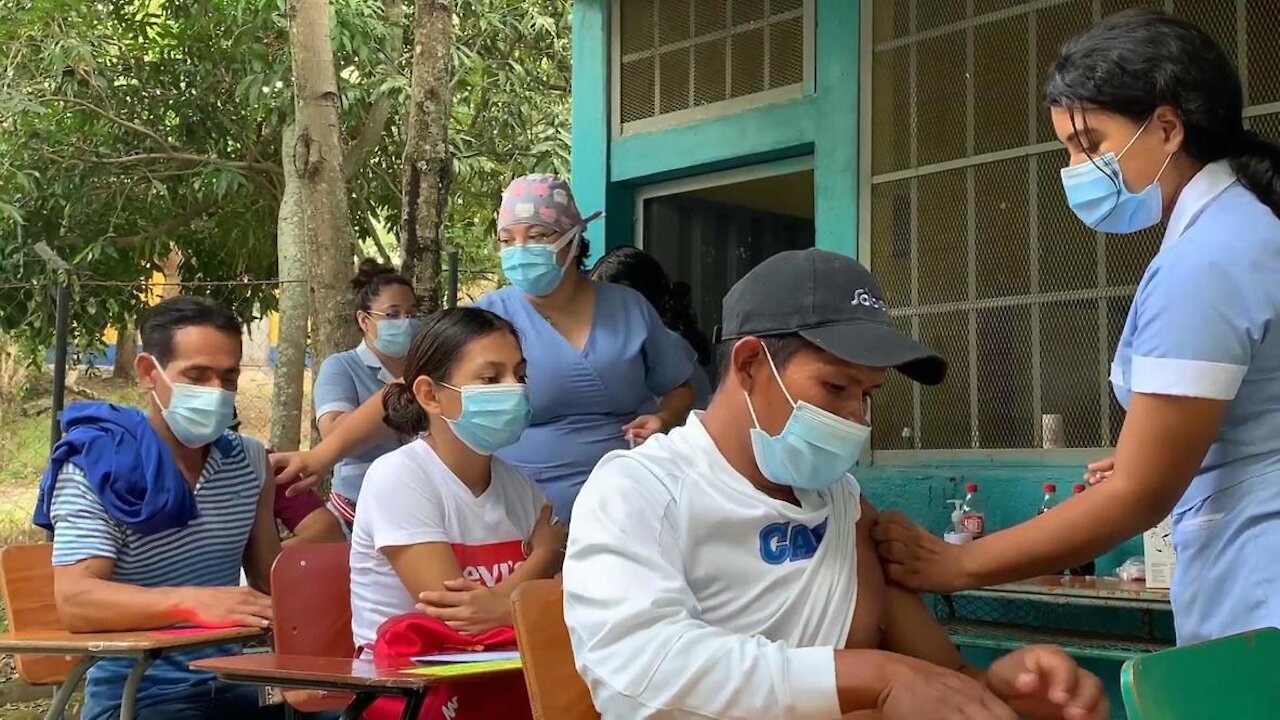 Honduras: Nicaraguans cross border for WHO recognised COVID-19 vaccine - 28.10.2021