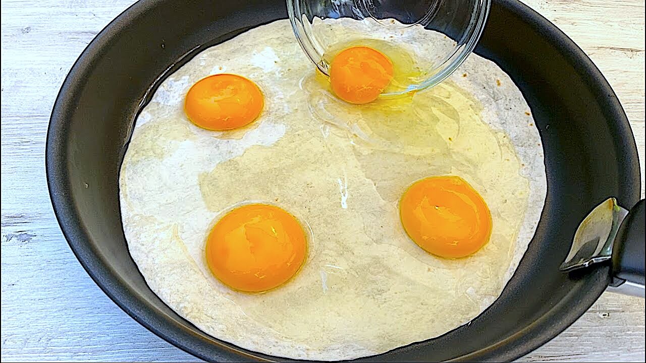 Pour 4 eggs onto the tortilla and you will be amazed at the result! Simple and tasty