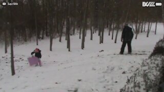 En snowboard, il s'écrase contre un arbre et l'accuse...