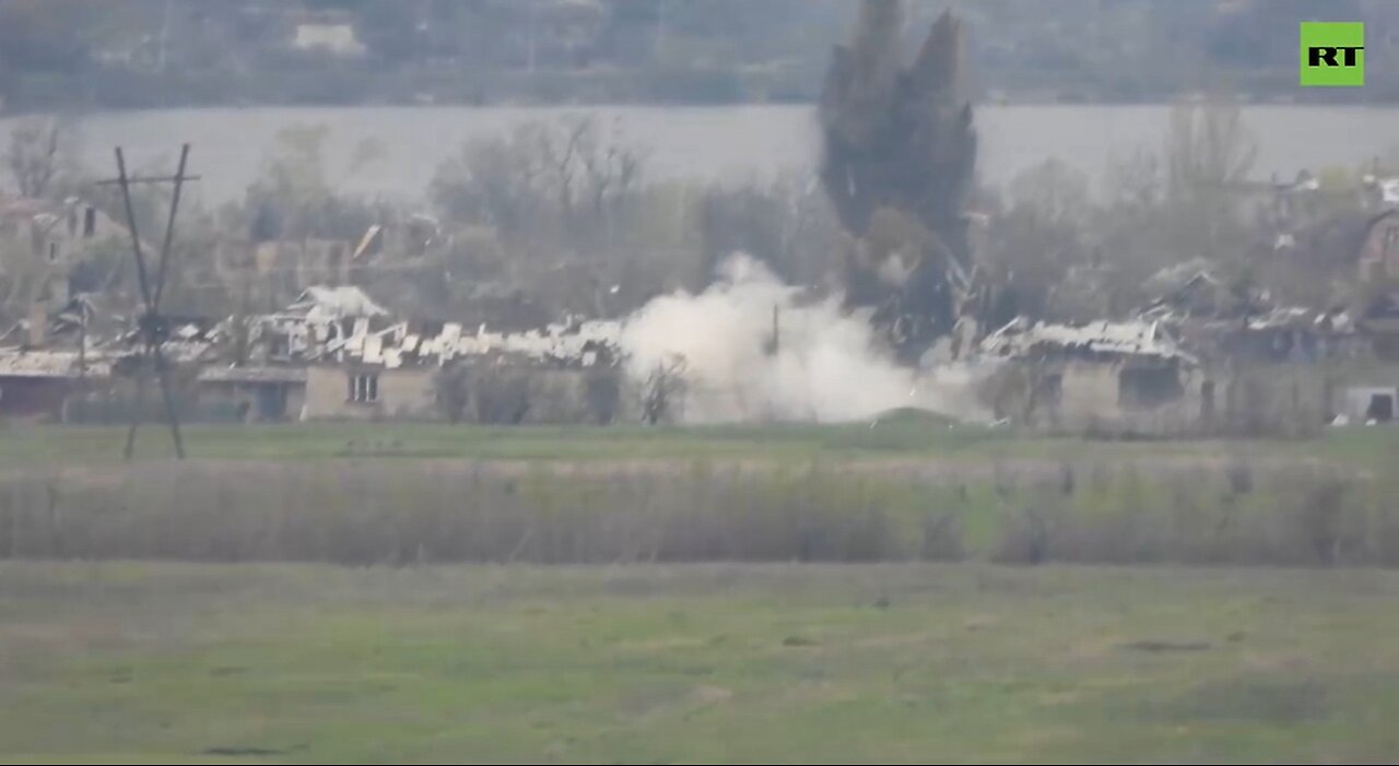 DPR Ukrainian positions being bomb repeatedly by Russian forces