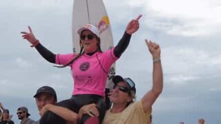 Caroline Marks se torna a campeã de surf mais jovem da história