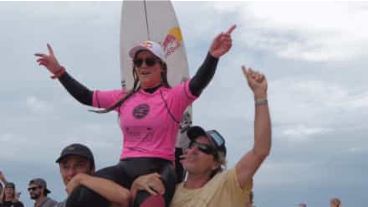 Caroline Marks se torna a campeã de surf mais jovem da história