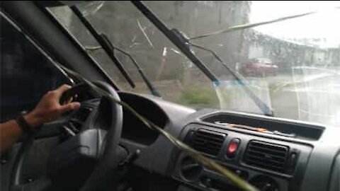 Driver's ingenious way to fix broken windshield wiper