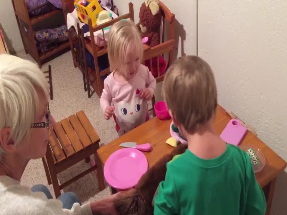 Grandma has Little Girl Cracking up with Funny Puppet!