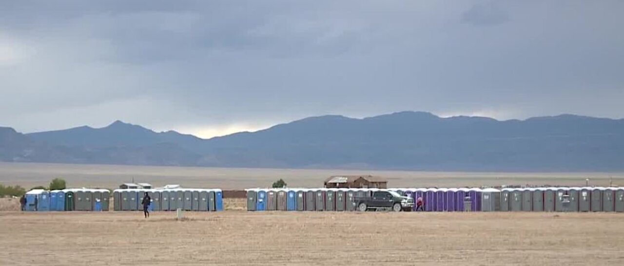 Residents of Rachel waiting for crowds