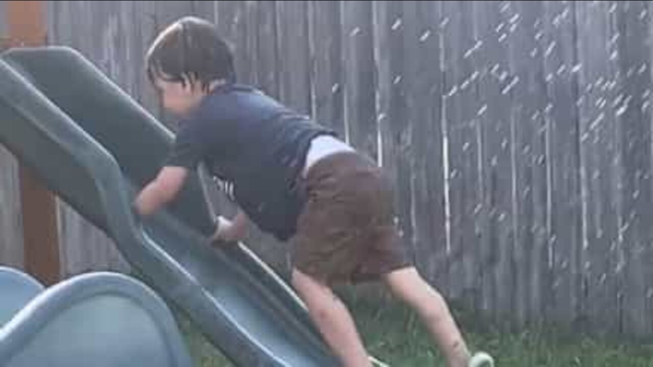 Grimper sur un toboggan mouillé n'est pas une bonne idée