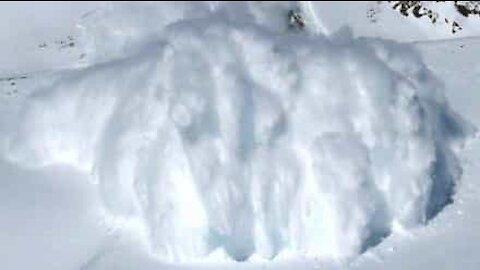 Des touristes filment une avalanche en Russie