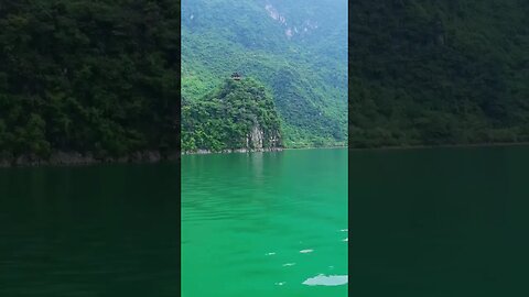 身处江水之中，四周青山绿树，江面波光粼粼，微风拂过，让人心境宁静，身心得到放松和治愈。#shorts #short #shortvideo #shortsvideo #feel
