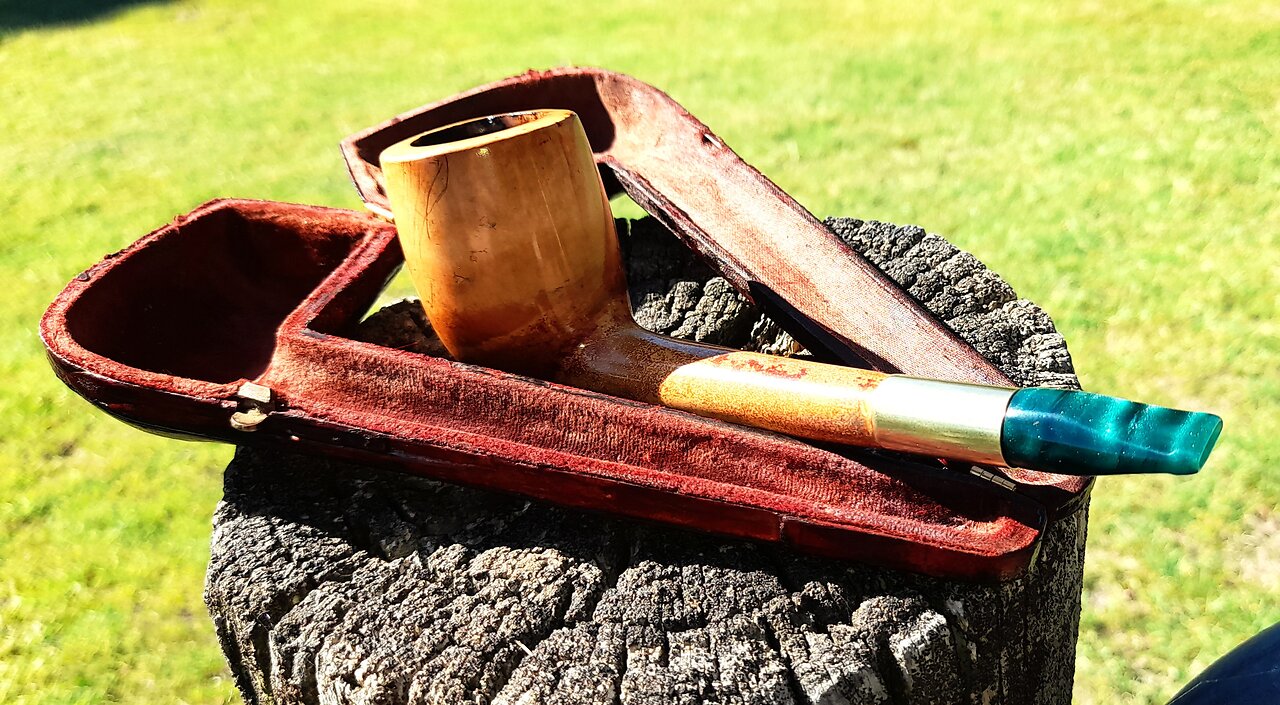 A stemless Meerschaum pipe.