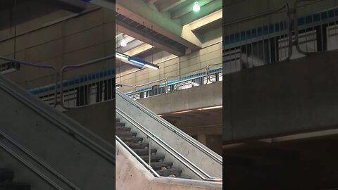 Glimpse Montréal metro above