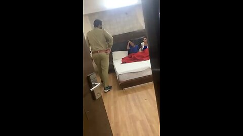 A couple was caught by the police in the hotel. hotel nai palta gaya