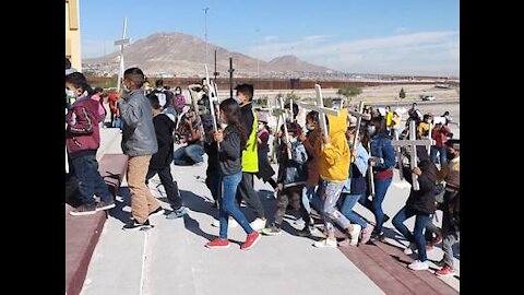 Misa binacional en la frontera por los inmigrantes muertos camino a EE.UU.