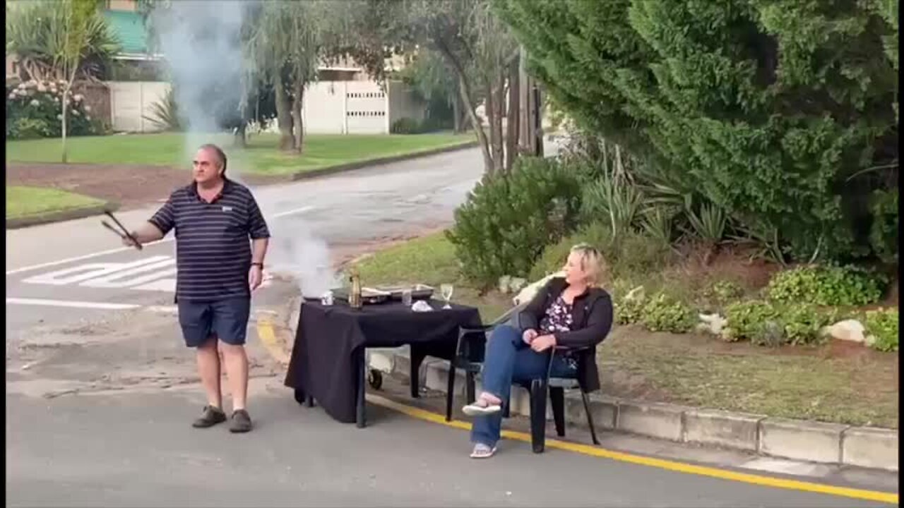 WATCH: Social distancing braai on street corners causes a stir (tEC)