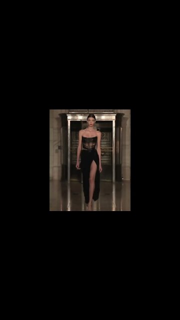 Oscar de la Renta RTW Fall/Winter 2020-2021 Collection #fashion #shorts