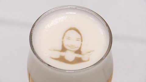 Machine prints images onto beer foam