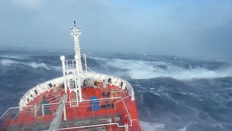 Ships in Storms | 10+ TERRIFYING MONSTER WAVES, Hurricanes & Thunderstorms at Sea