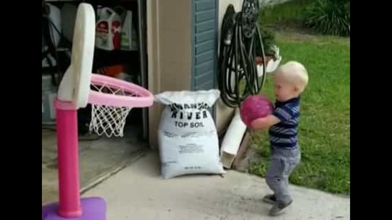 Cet enfant né sans mains est un véritable exemple