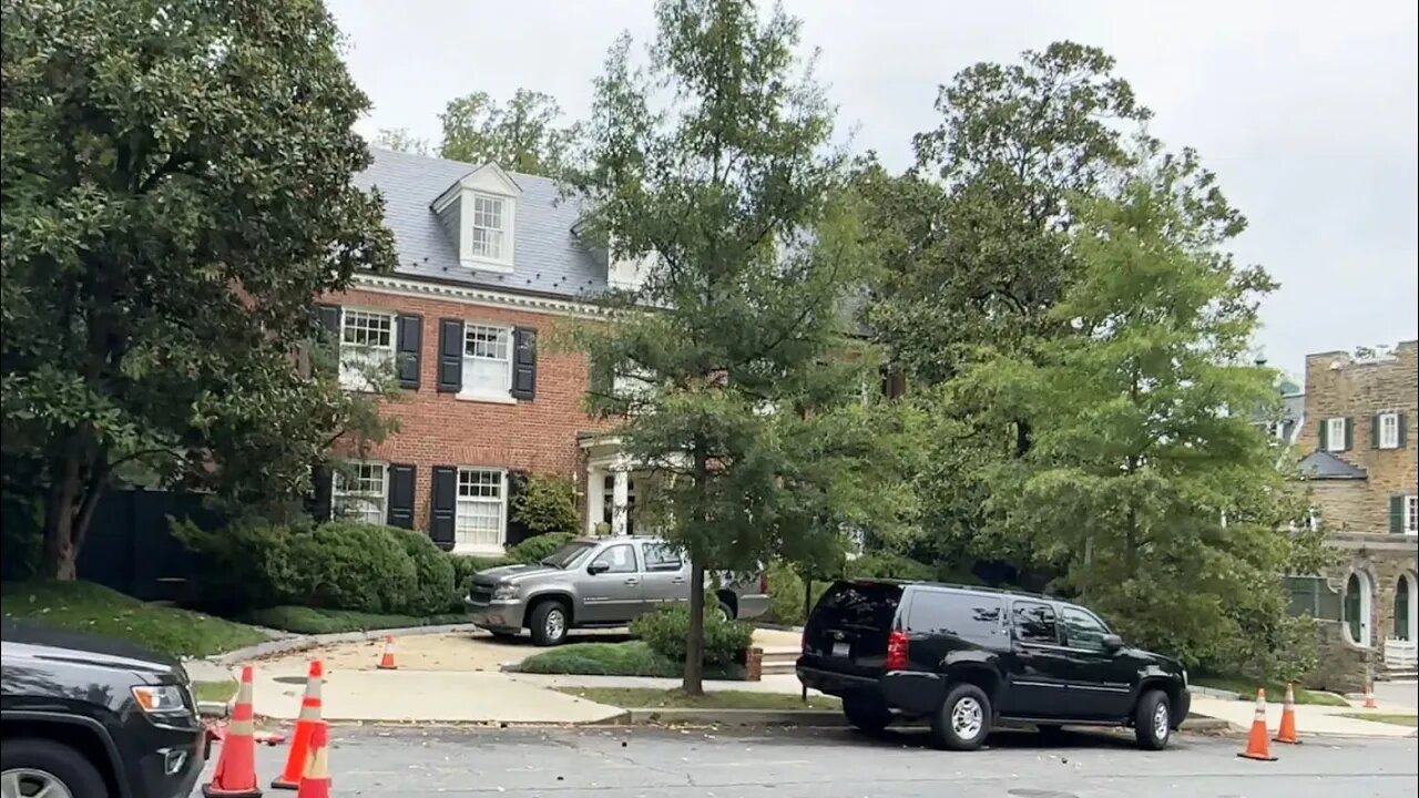 LIVE: Walking to Bill and Hillary Clinton’s house on a cold grey day, and then hot chocolate.