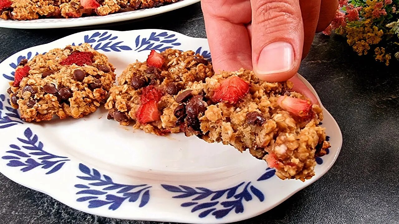 4 ingredient cookies that are perfect for breakfast or snack time! No egg, Gluten free recipe!
