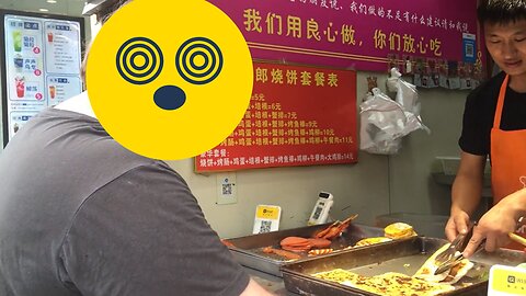 Foreigner Tastes Chinese Wu Dalang Pancake for the First Time, Delighted and Speechless Like a Child