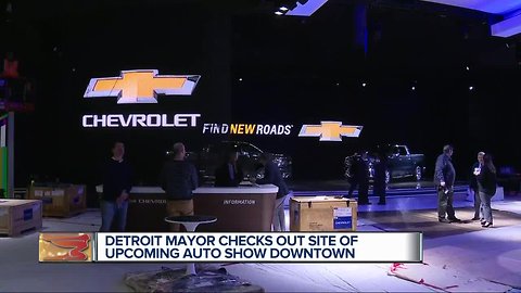 Detroit Mayor Mike Duggan gets behind-the-scenes tour of Detroit Auto Show