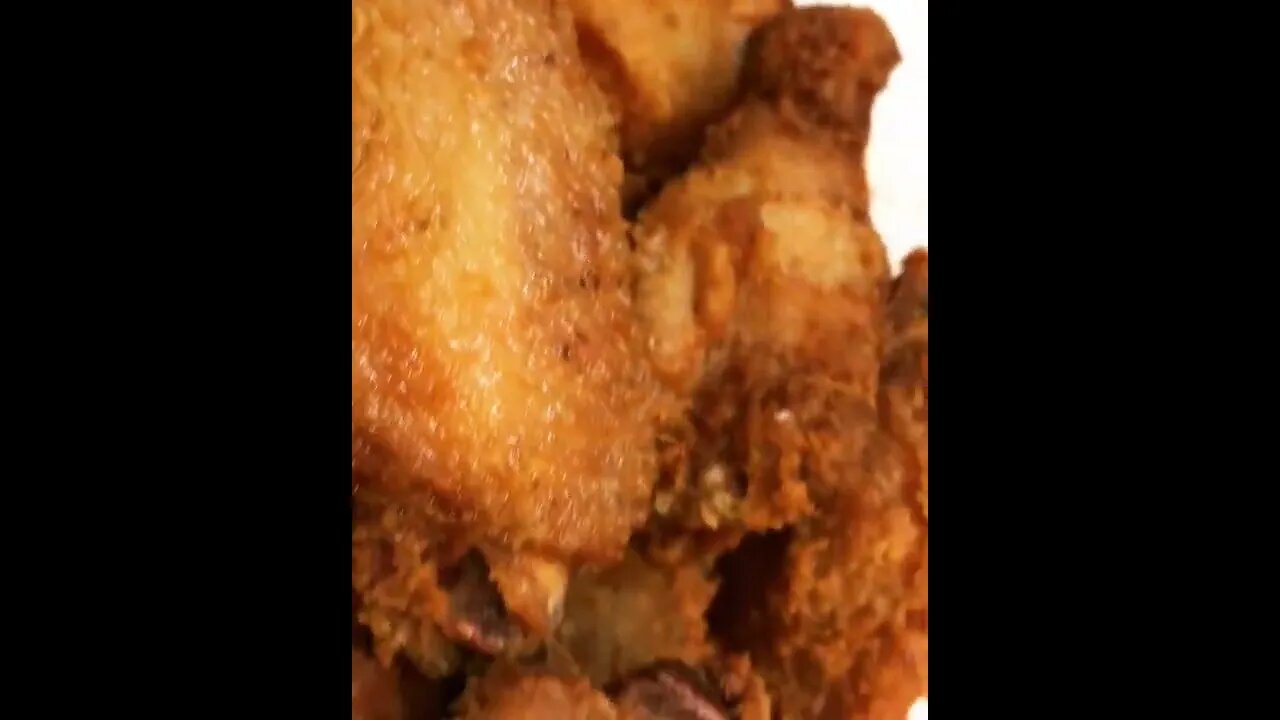 Crispy fried chicken wings | @iamzhytaszia on IG 😻🐔 #shorts