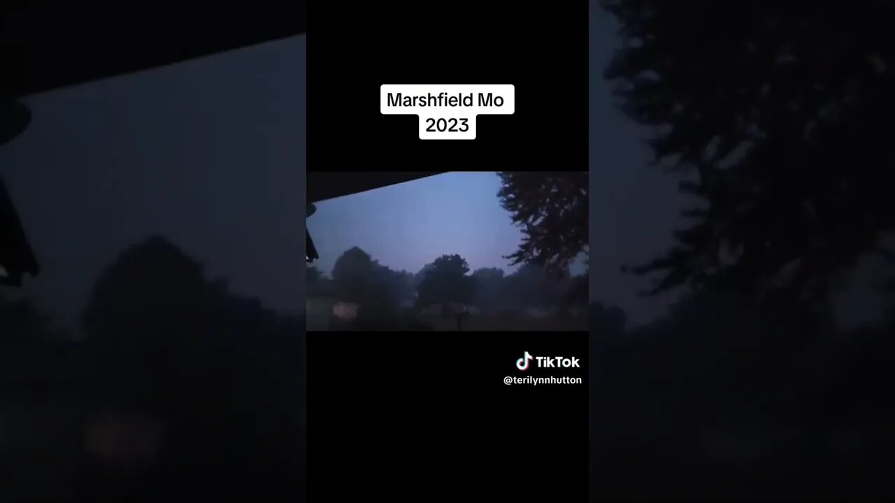 #tornado in. Missouri with lot of Lightning strong winds ⛈️⚡🌪️