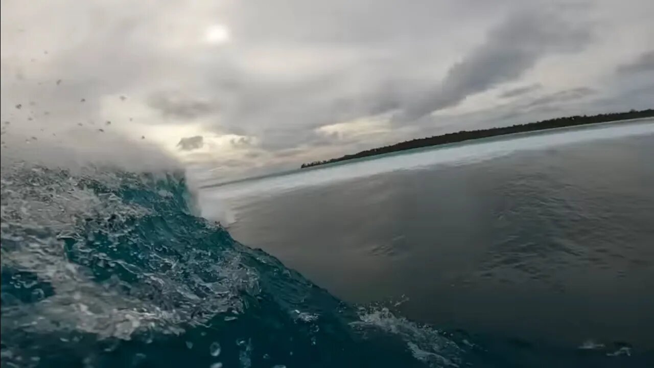 RAW POV CLIPS WILD LONG BARRELS OVER SHALLOW LIVE REEF AT SUICIDES!