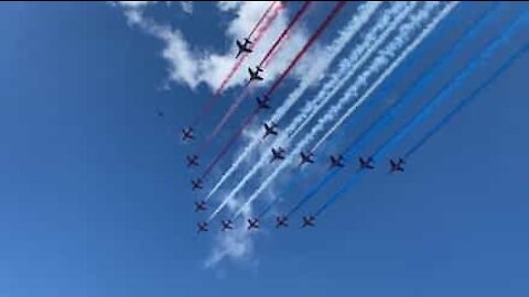 Aviões pintam o céu de Londres com as cores de França!