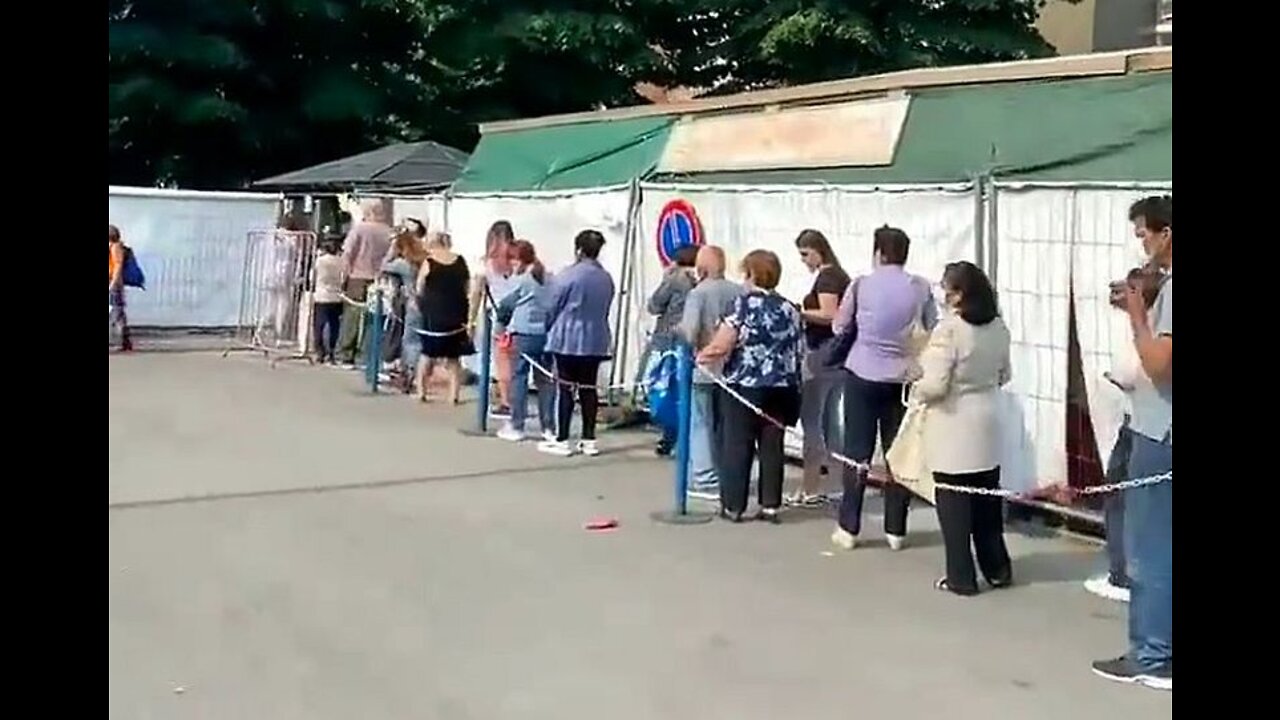 Kilometerlange Schlange vor Lebensmittelausgabe der Tafel in Mailand, Italien