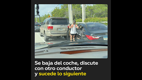 Karma instantáneo para una mujer que sale de su auto para pelearse