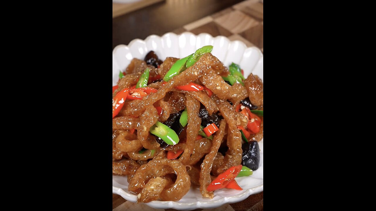 Stir-fried pork skin, chewy and tasty, spicy and delicious, especially with rice