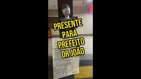 Um boneco do prefeito dr joão, foi colocado na manhã de hoje na casa do alemão.