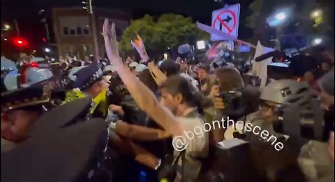 Chicago PD and Palestine protesters push up on one another