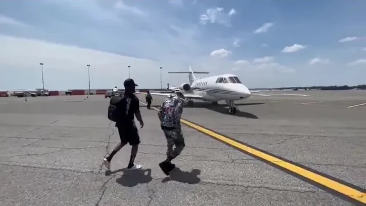 Kizz Daniels private jet lifestyle! 🛩