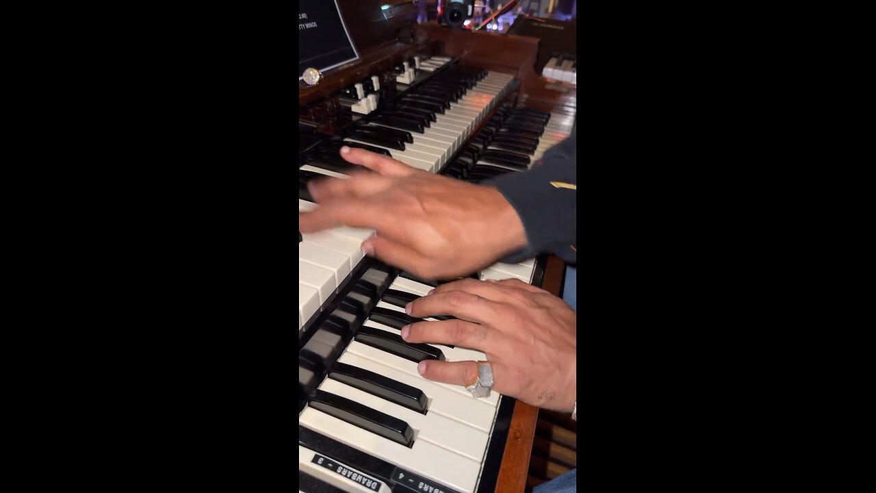 Travis Sayles on Organ 🎹🎵🎶 2024