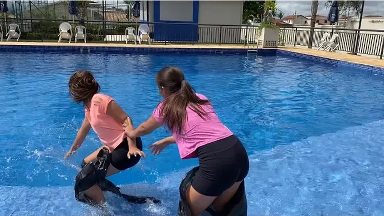 JOGUEI MINHA IRMÃ NA PISCINA e ela se MACHUCOU 🫣