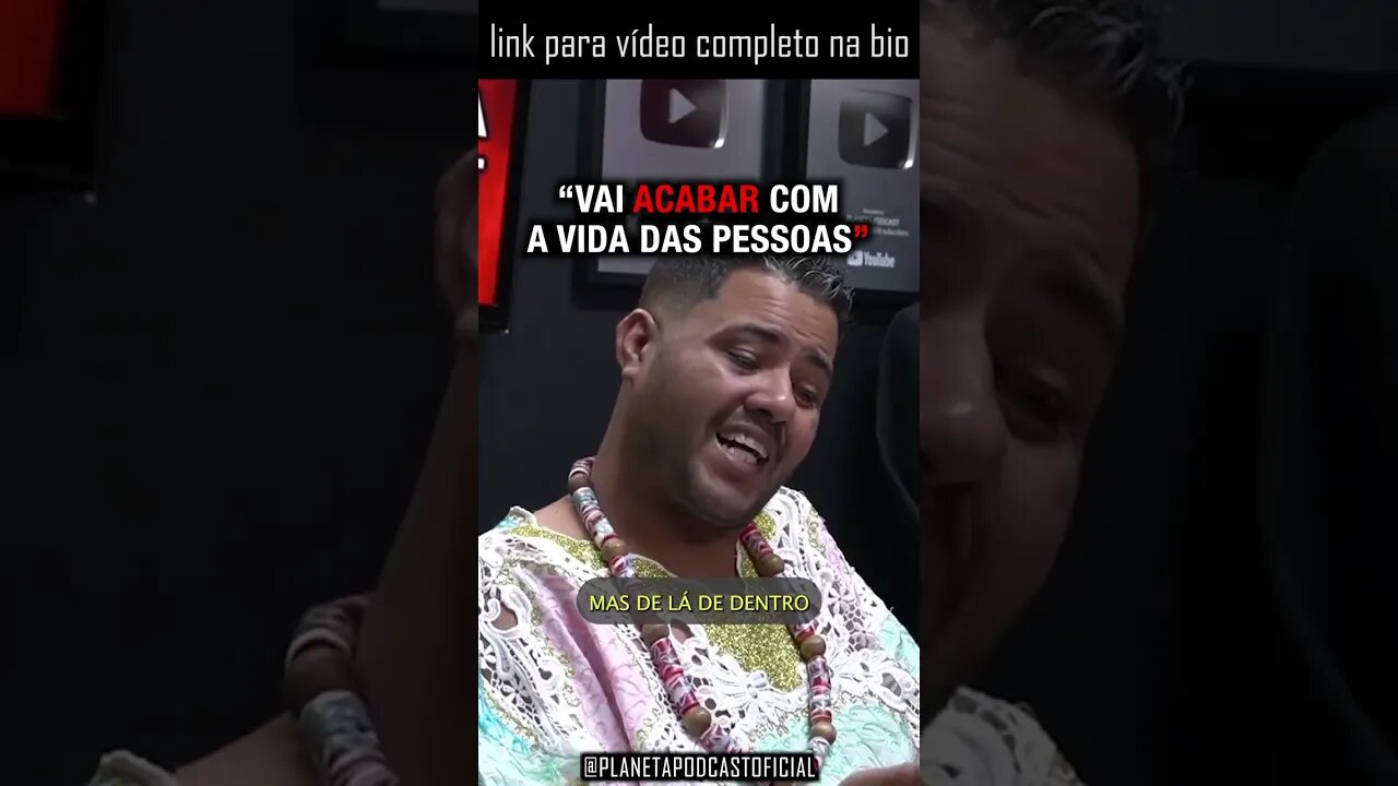 “LÁ DENTRO A GENTE FAZ UM TRATO COM ORIXÁ” com Pai Lucas (Candomblé) | Planeta Podcast #shorts