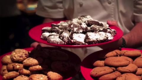 Wolfgang Puck Bar & Grill hosts Christmas baking class