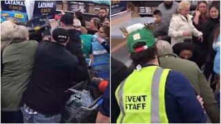 Köpsugna kunder gör allt för att lägga vantarna på en hoverboard på Black Friday