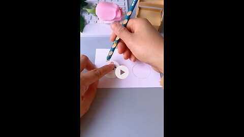 Teach you to use bottle caps and cotton swabs to make a cute spinning Ferris Wheel, simple and fun,