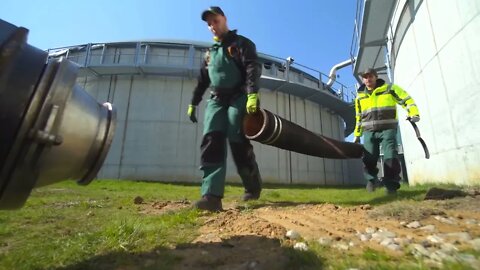 Fermenterreinigung in Biogasanlage mit Saugbagger Hölzl GmbH 1