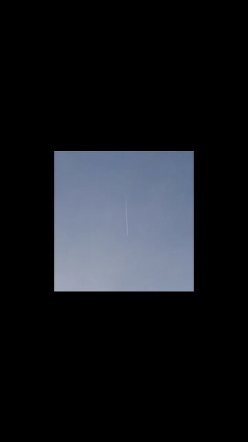 Amazing Flight Trails in Clear Skies#Aviation #AeroArduino