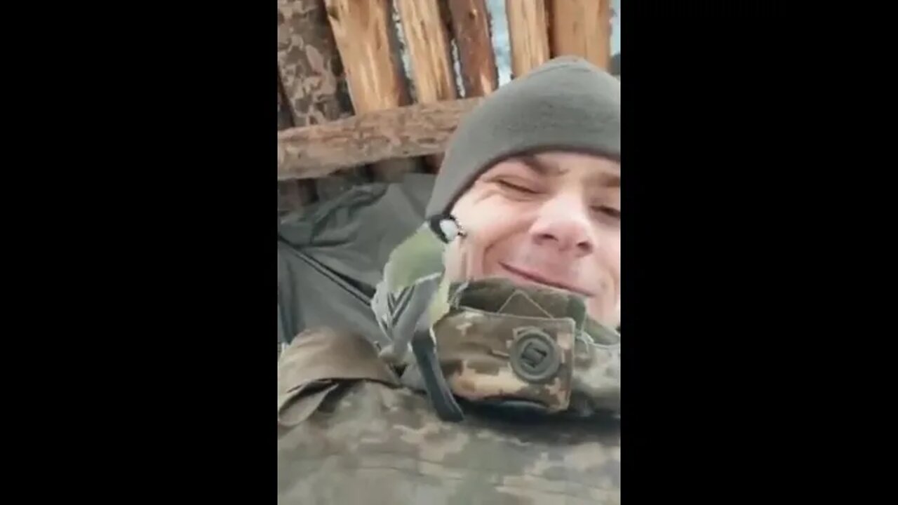 🇺🇦 The Ukraine War 🇺🇦nian Soldier found a tiny friend #Ukraine #UkraineRussianWar #Russia