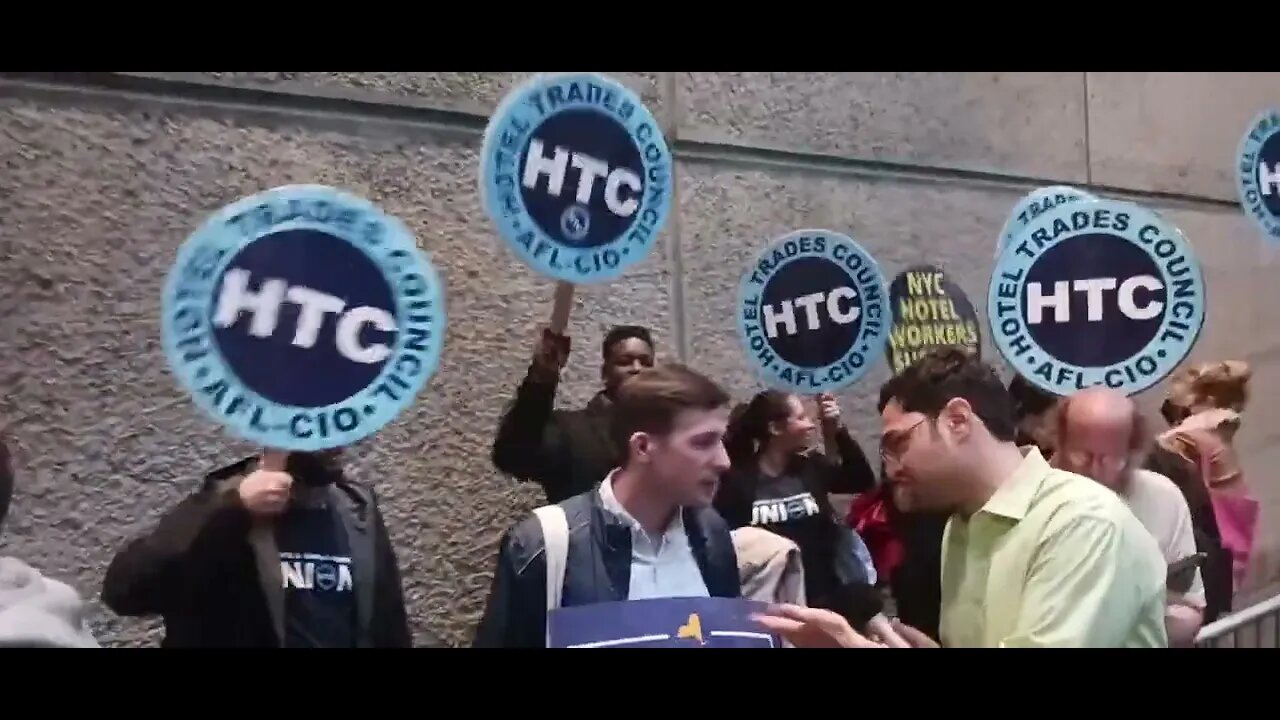 @KathyHochul supporters outside @PaceUniversity 10/25/2022 @mvelaznyc @NYHTC @EllaFrederickNY