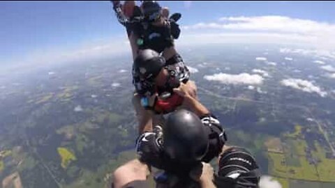 Amici saltano dall'aereo per formare un bob umano in cielo!